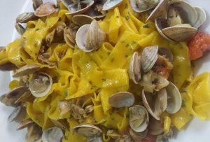 tagliatelle-gialle-prezzemolate-con-il-sugo-di-vongole