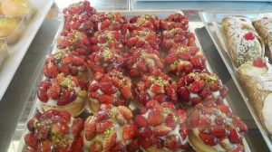 dolci tipici siciliani con fragoline dell'Etna - Pasticceria Condorelli Ortiggia Siracusa